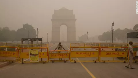 Smog Cloaks New Delhi thumbnail